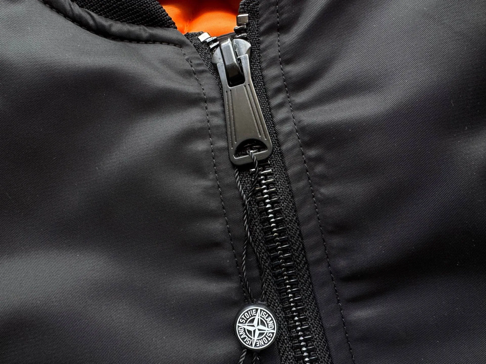 P360 Stone lsland Stone Island Medal Aviator Cotton Jacket The outer fabric is made of MA-1 flight nylon, which is a material specially used in flight and aviation. Flying nylon is a fabric specially used in flight and aviation. It is rarely used in ordinary clothing. The density of flying nylon is very high, so it is windproof and waterproof. When rain falls on the surface of the clothes, it will not penetrate immediately, but will form a small water droplet and slide off. This performance is a requirement for the development of modern jet technology. Because it is assumed that the pilot got caught in the rain before getting on the plane, he entered the cabin covered in rainwater. When flying at high altitude and at high speed, in a cabin without an environmental control system, water droplets will freeze on the pilot's body 2. Knitted baseball collar MA-1 uses a knitted collar. The collar is made of wool and can be snug around the neck and very warm. 3. Metal zippers We have very strict requirements on zippers, including smoothness and size. There was no zipper on the market that met the requirements, so we asked a zipper factory to customize a strong and durable metal zipper.  4. Double-threaded knitted cuffs The cuffs are made of double-threaded knitted fabric, narrow at the front and wide at the back. The narrow part can be tightened around the wrist to prevent wind from entering. The wide part has enough space when wearing multiple pieces under winter Color: Black Dark Army Green Size: M L.